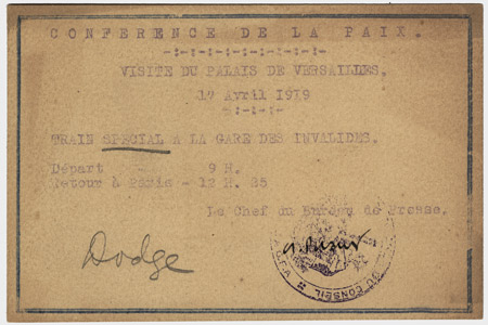 Scan d'une carte jaunie avec français dactylographié et un cachet estampé. Il est signé 'Dodge' en cursif.
