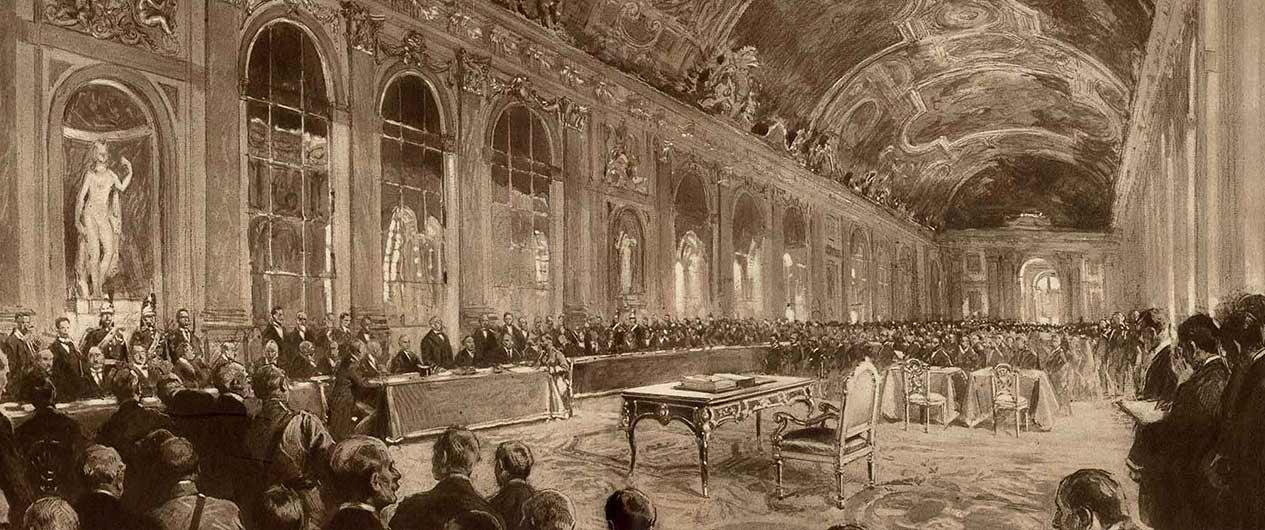 Engraving of the Versailles Hall of Mirrors filled with a crowd surrounding the U-shaped delegate table.