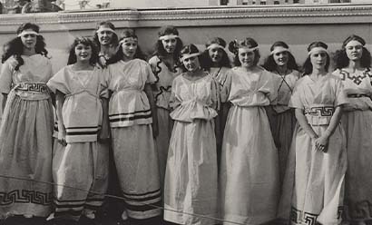 Photo en noir et blanc d'un groupe de jeunes femmes blanches vêtues de robes d'inspiration grecque classique