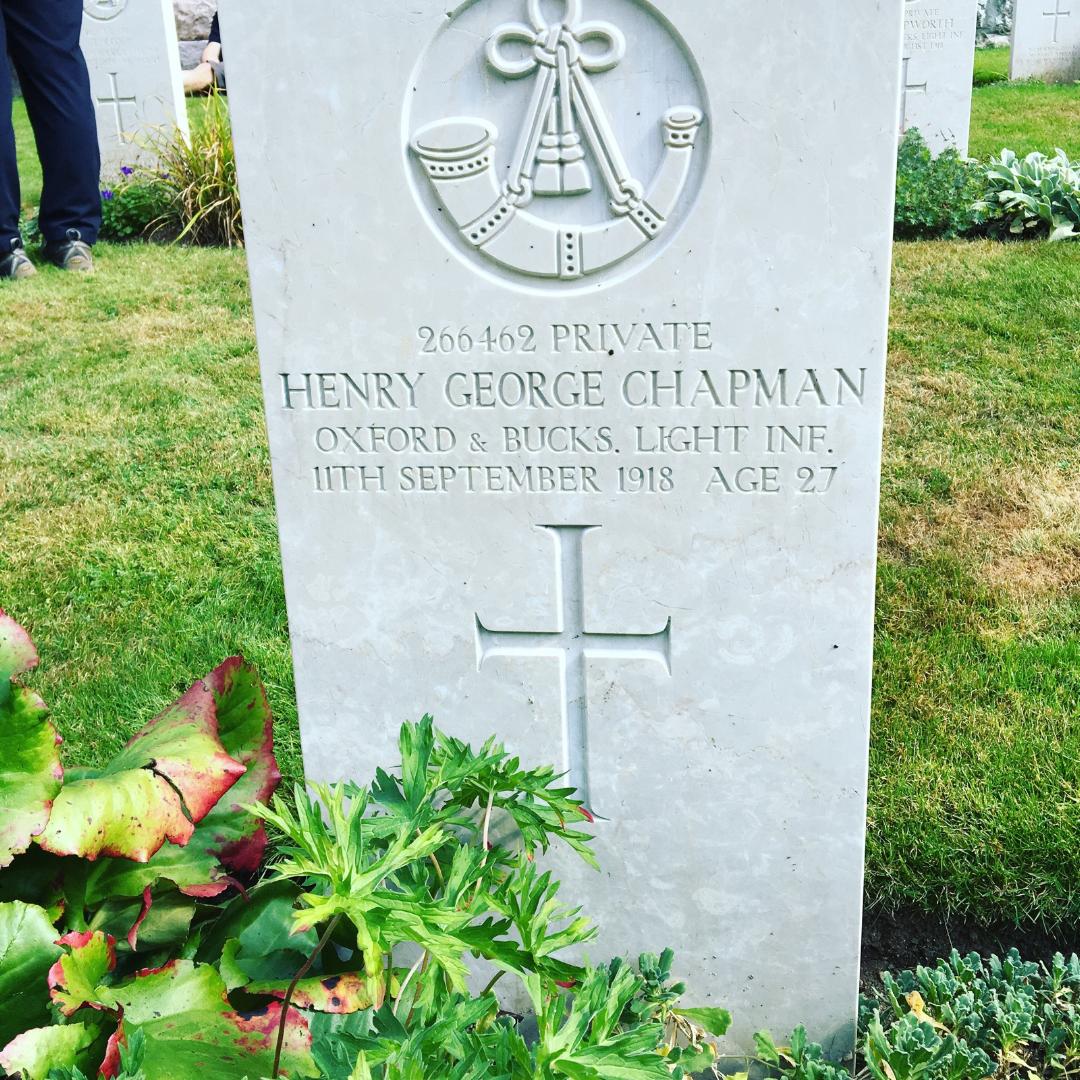 View of a particular gravestone. Carved images: a ram's horn and a Christian cross. Carved text: 266462 PRIVATE / HENRY GEORGE CHAPMAN / OXFORD & BUCKS, LIGHT INF. / 11TH SEPTEMBER 1918 AGE 27