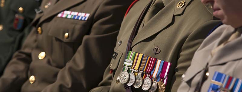 Close up de soldats en uniforme, montrant des médailles sur les coffres