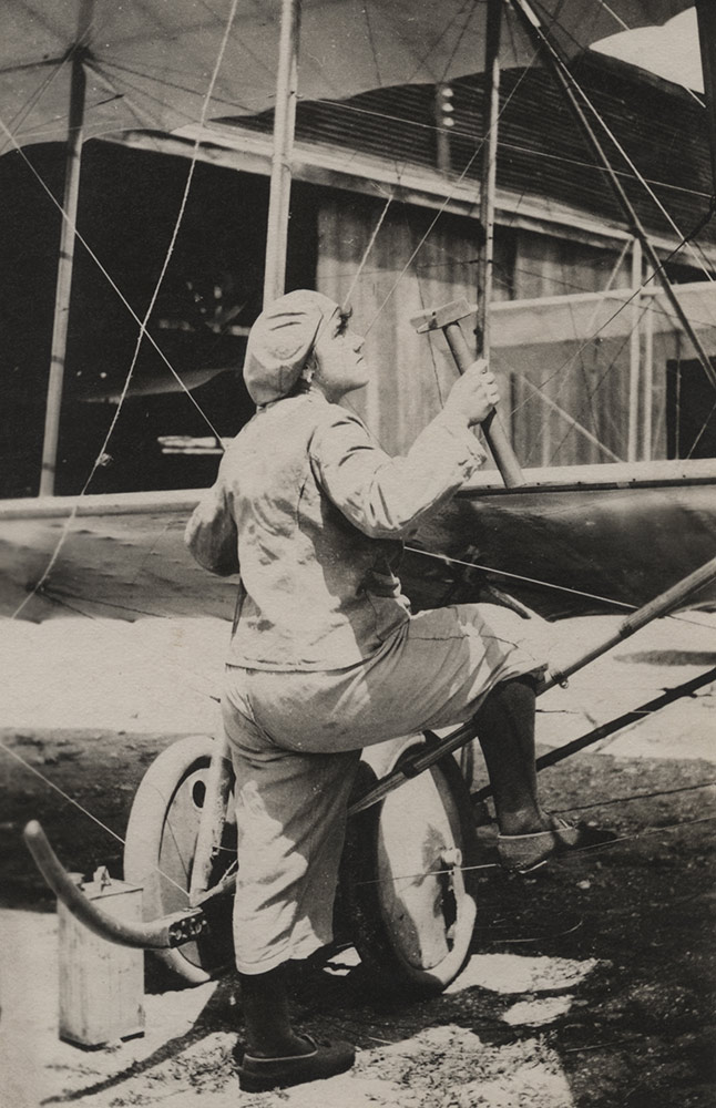 Une Française travaillant comme mécanicienne d'avion.