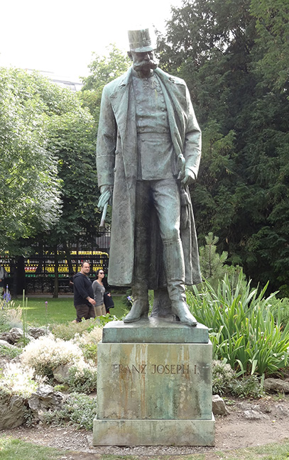 Statue of a man wearing a greatcoat and top hat