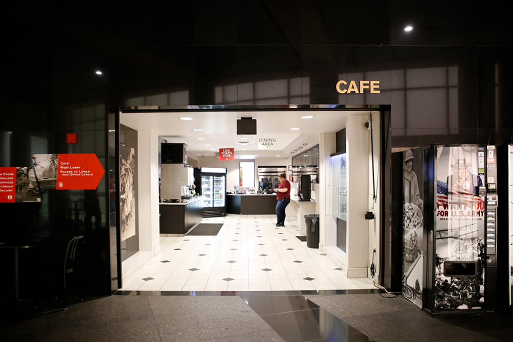 Photographie moderne de l'entrée du café du musée