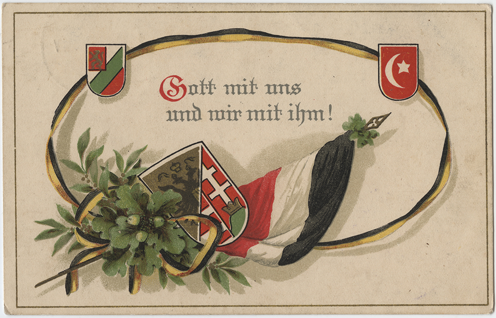 Scan d'une carte postale ancienne. Divers symboles et drapeaux de pays entourent le texte calligraphique. Texte : 'Gott mit uns un wir mit ihm !'