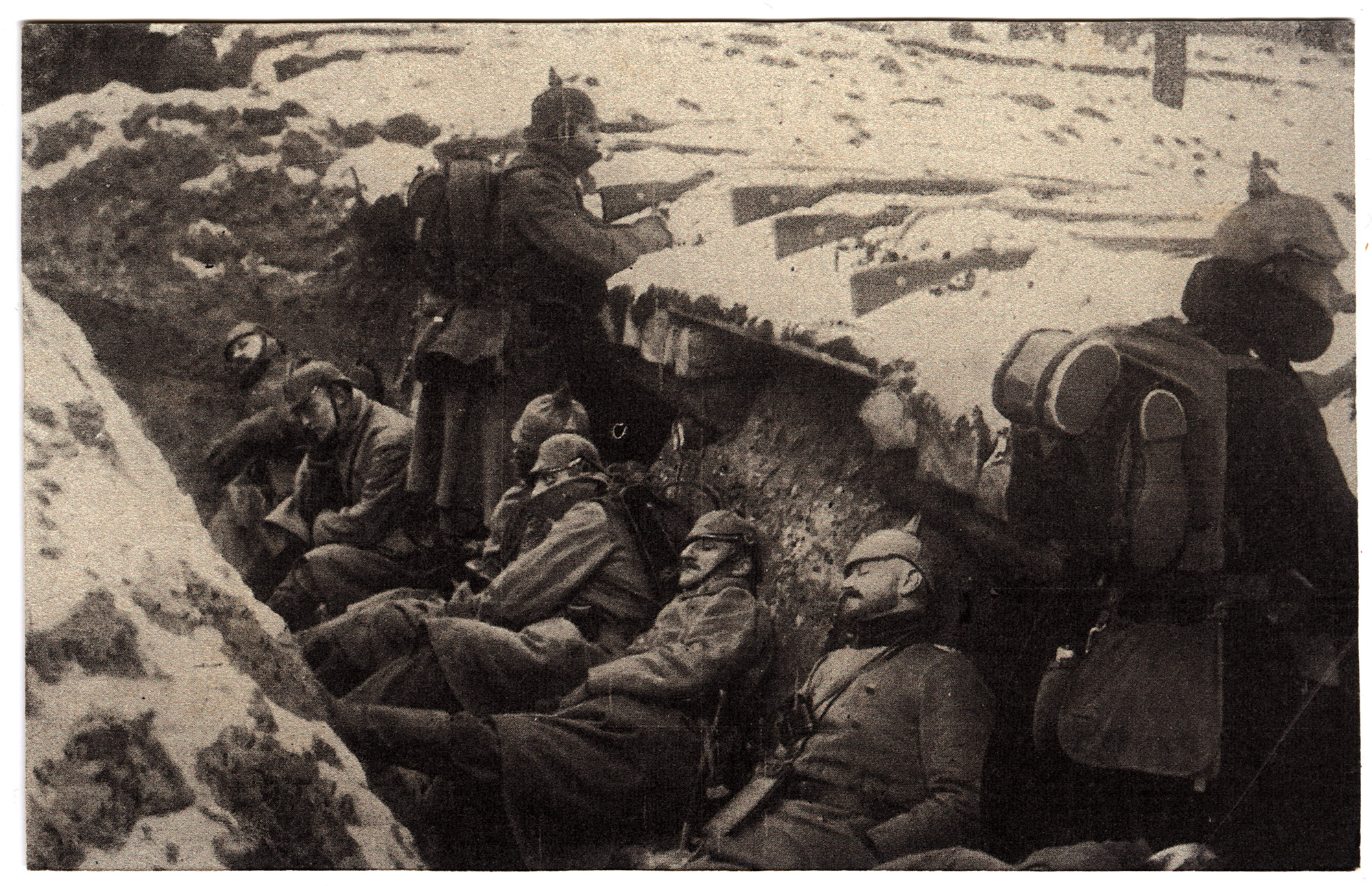 Photographie extérieure de soldats allemands dans une tranchée. Scène hivernale avec manteaux épais et écharpes. Des fusils Mauser sont posés vers l'avant, au sommet de la tranchée, dans la neige.