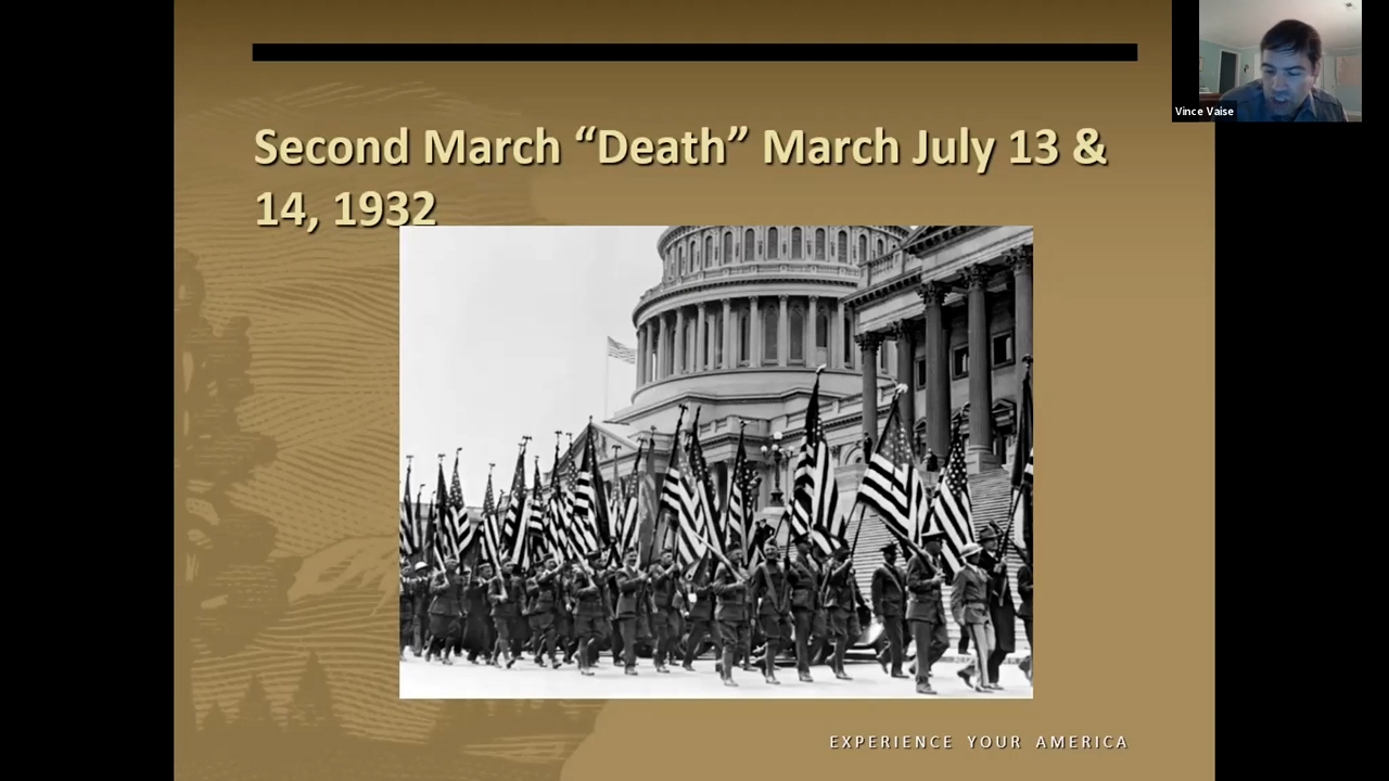 Photo en noir et blanc d'hommes marchant autour du Capitole portant des drapeaux américains.