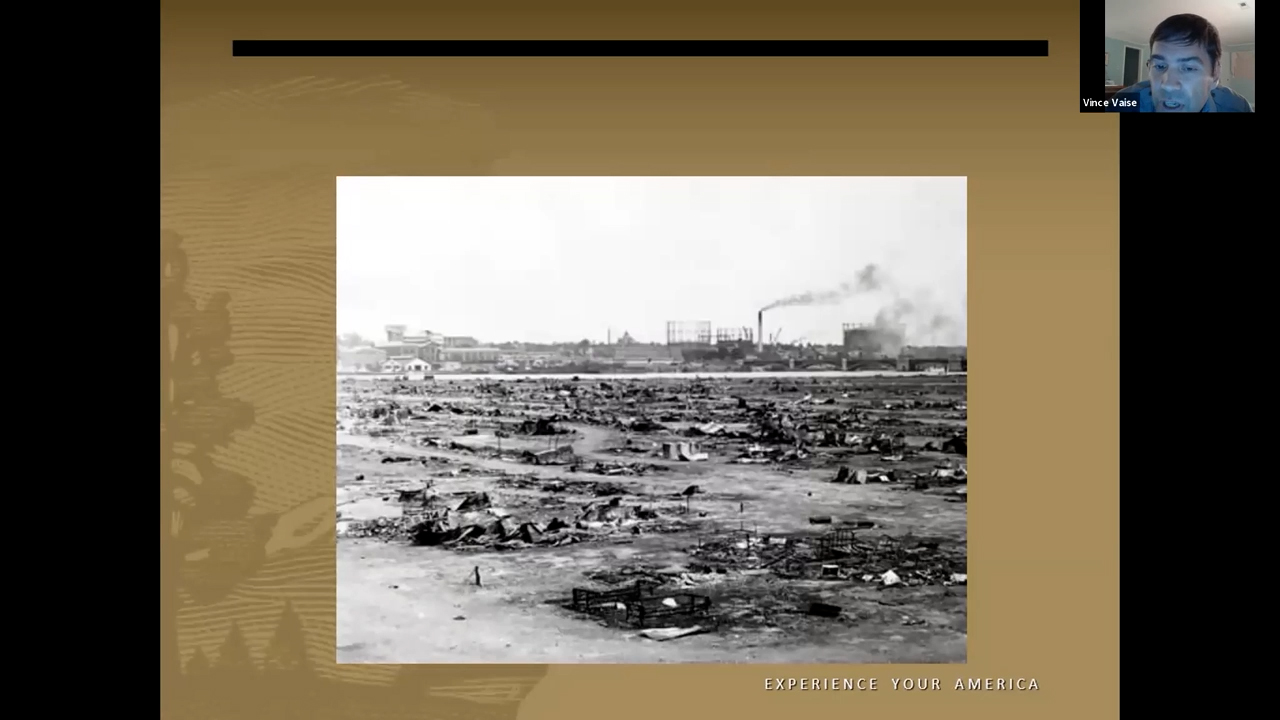 Photographie en noir et blanc de ruines fumantes et aplaties s'étendant jusqu'à l'horizon