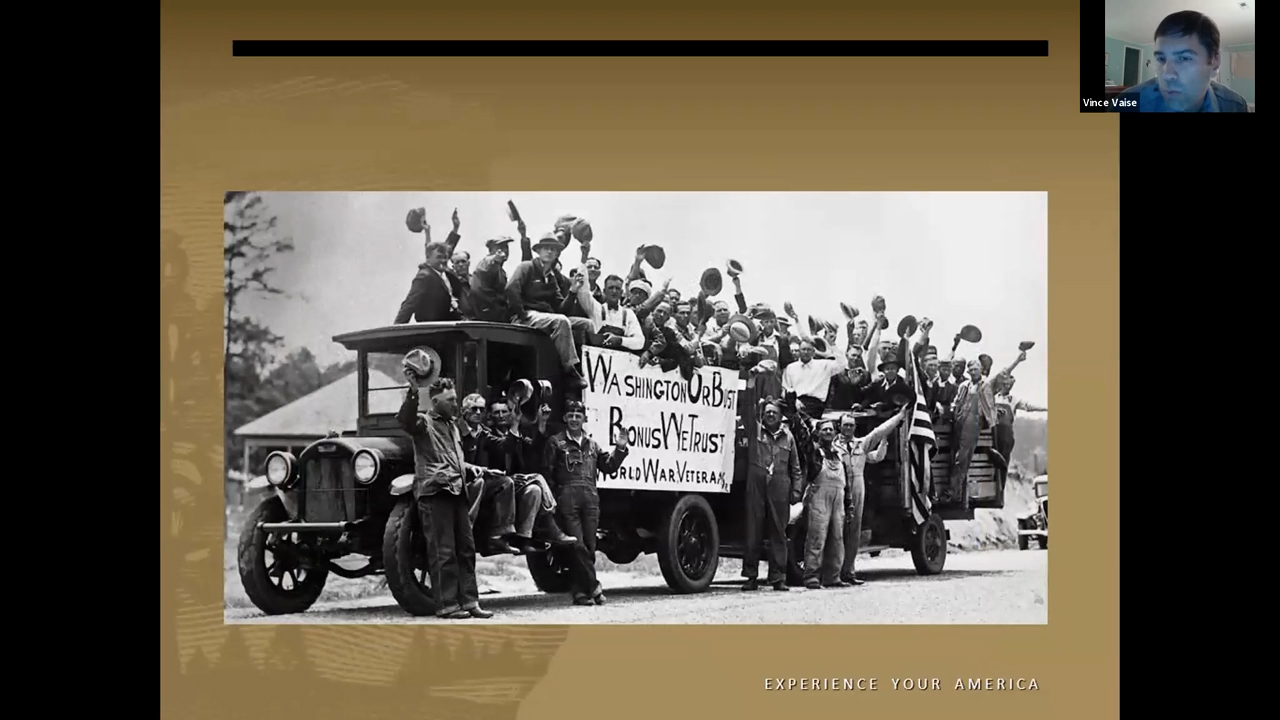 Photo en noir et blanc de camions des années 1930 couverts d'hommes agitant leurs chapeaux