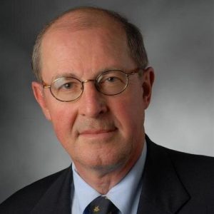 رجل أبيض مسن أصلع يرتدي نظارات وبدلة داكنة