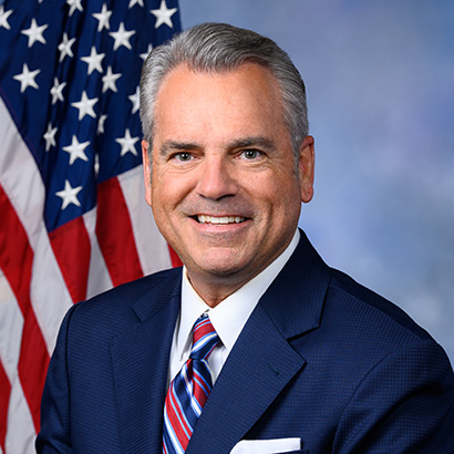 رجل أبيض في منتصف العمر ذو شعر رمادي يرتدي بدلة داكنة