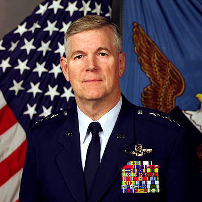 رجل أبيض مسن ذو شعر بني رمادي يرتدي زيًا عسكريًا