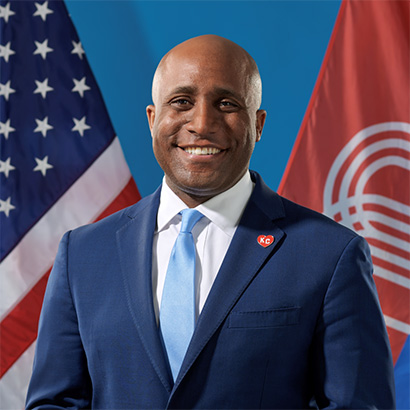 رجل أسود في منتصف العمر يرتدي بدلة زرقاء