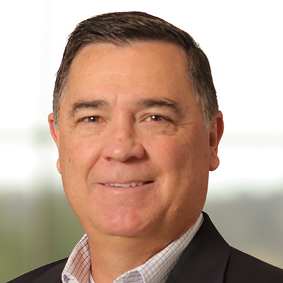 Homme blanc d'âge moyen aux cheveux courts et foncés, portant une veste de costume noire