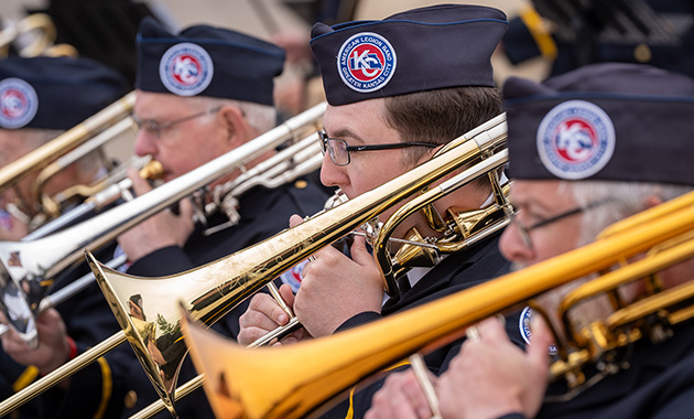 Photo moderne d'une rangée de trombonistes portant l'uniforme de la fanfare de la Légion américaine du Grand Kansas City.