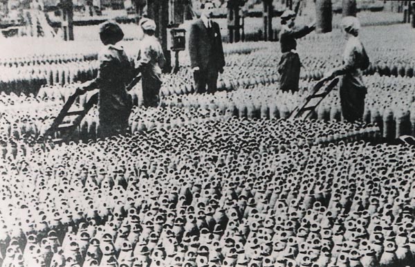 In London, women demonstrate for the right to work in war industries