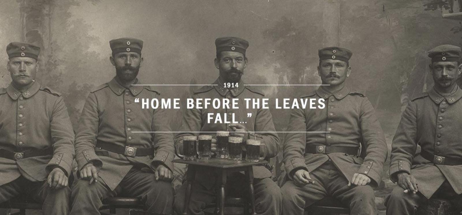 Image : Cinq hommes vêtus d'un uniforme militaire assis pour un portrait photographique face au spectateur. Texte : Accueil avant la chute des feuilles.