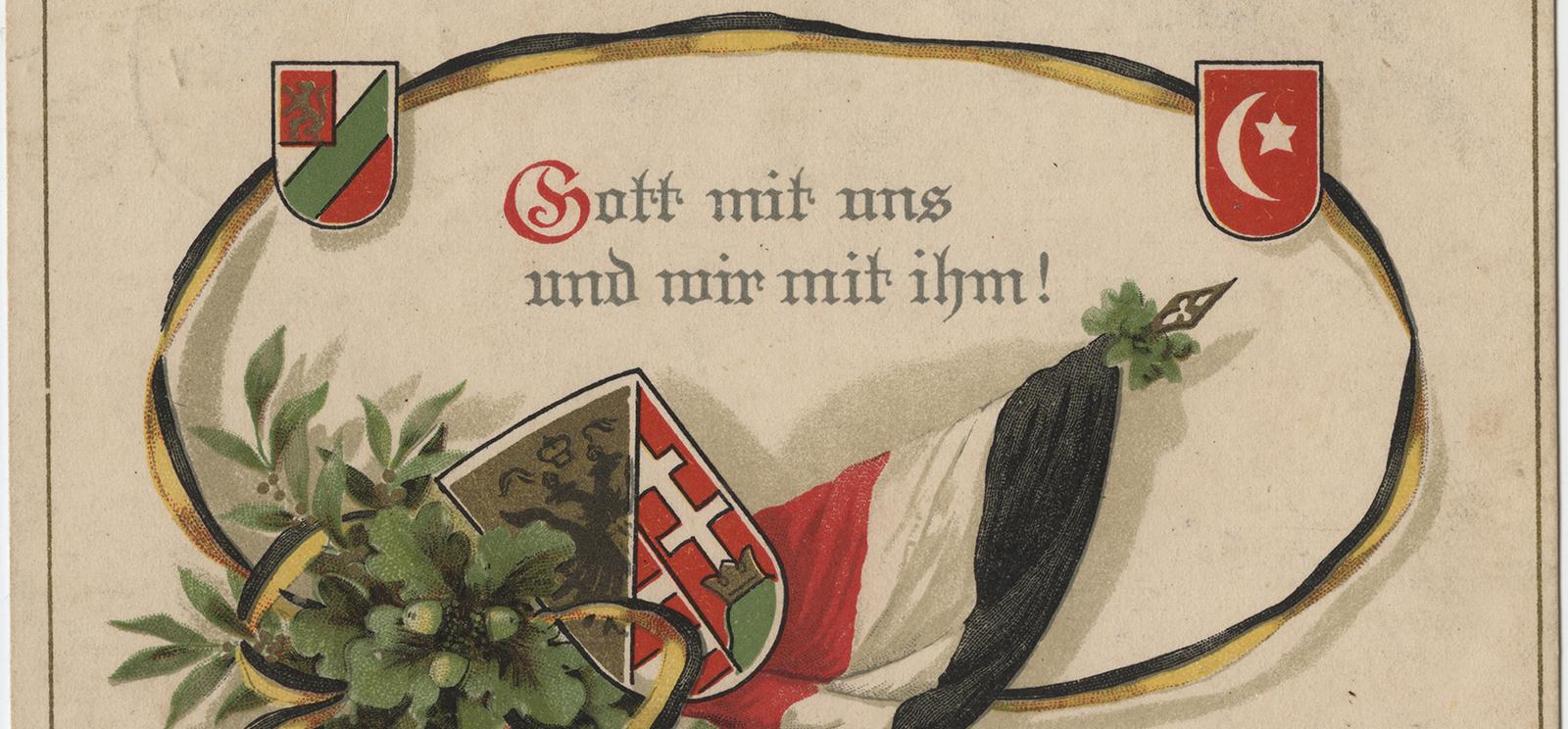 Scan d'une carte postale ancienne. Divers symboles et drapeaux de pays entourent le texte calligraphique. Texte : 'Gott mit uns un wir mit ihm !'