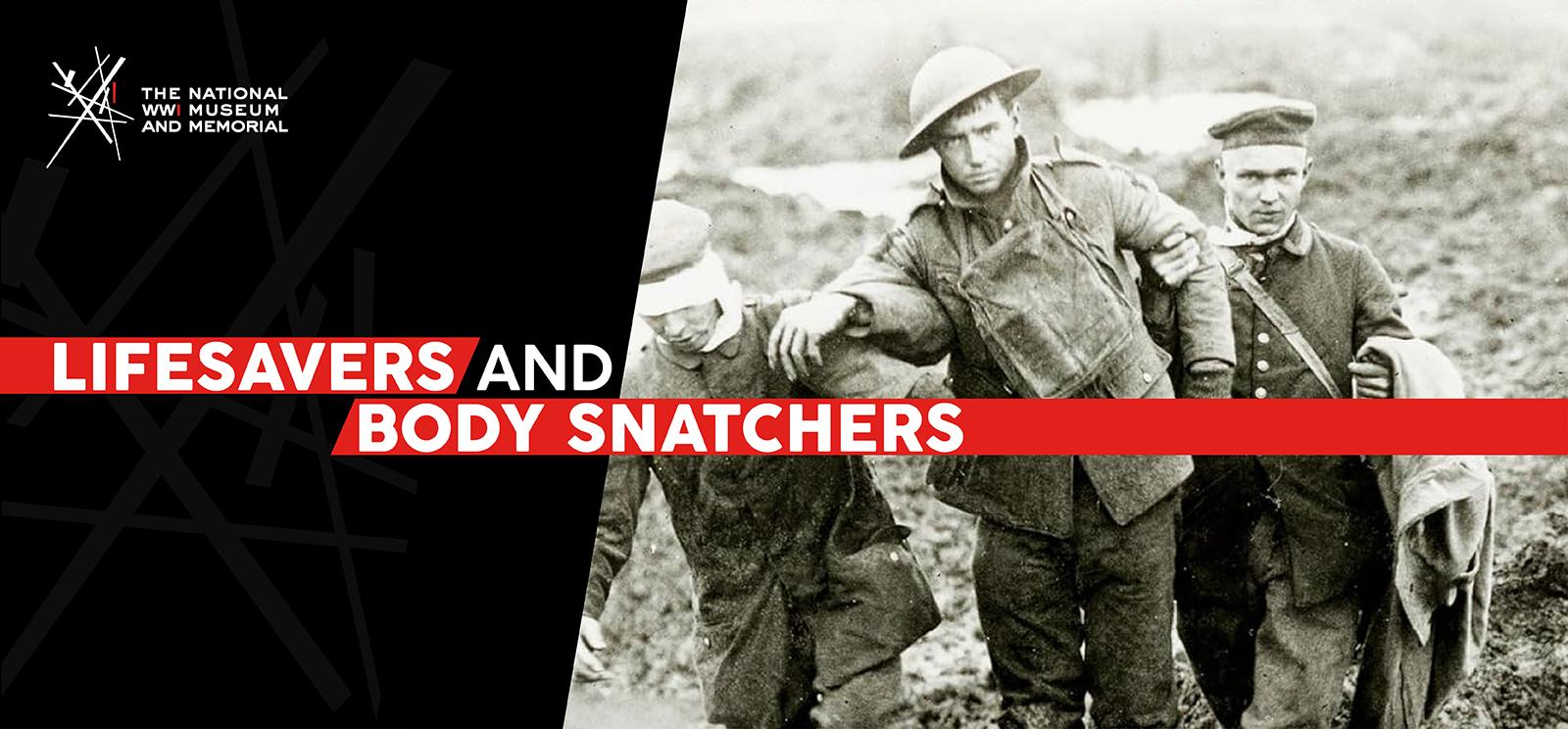 Image : photo en noir et blanc de trois soldats de la Première Guerre mondiale gravissant une colline en titubant vers le spectateur. L’un d’eux est visiblement bandé. Texte : « Sauveteurs et voleurs de corps »