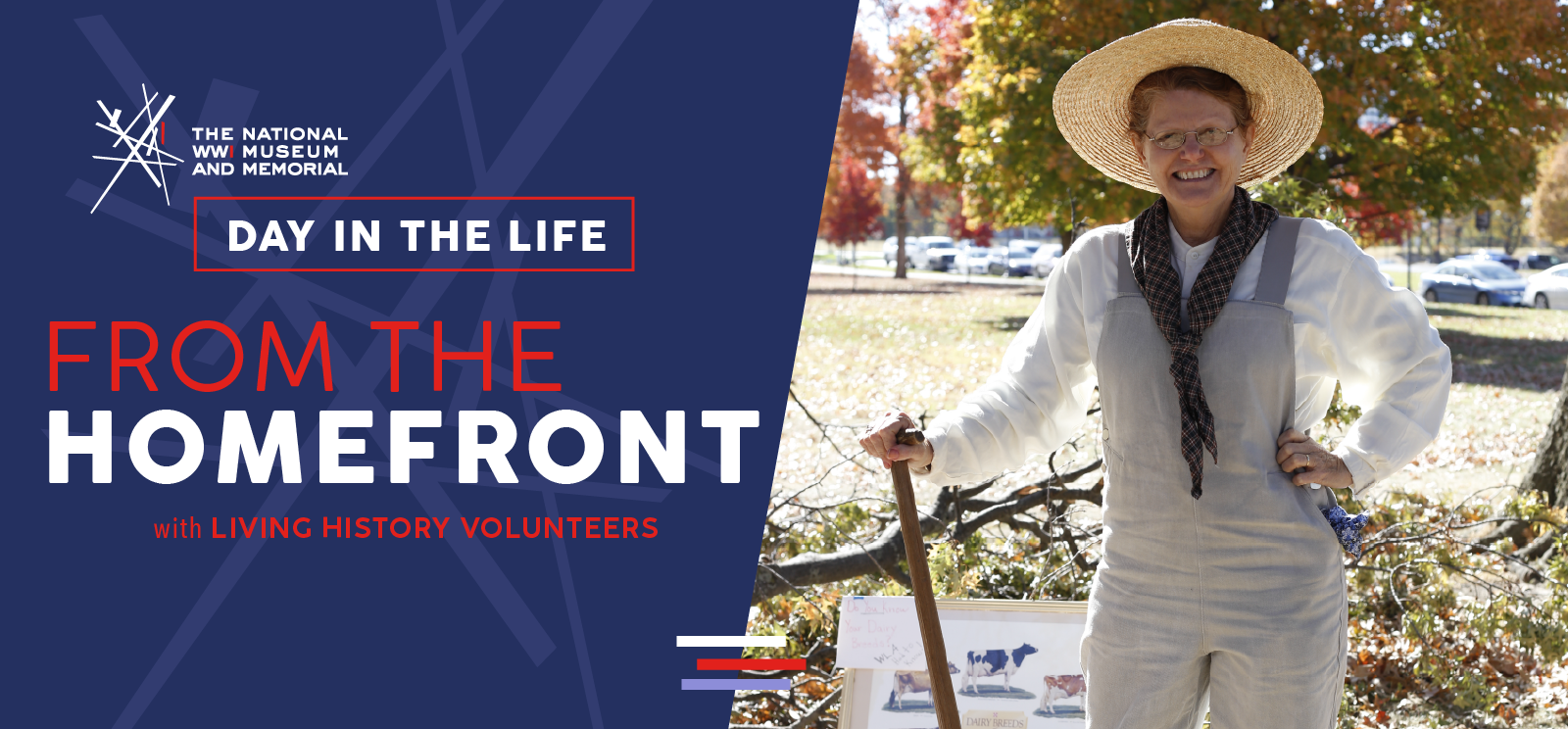 Photographie moderne d'une femme blanche d'âge mûr, coiffée d'un grand chapeau de paille, vêtue d'une salopette et de bottes d'époque. Elle est appuyée sur une pelle devant une exposition temporaire consacrée à l'Armée de terre féminine d'Amérique.