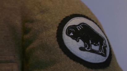 Vidéo fixe du bras d'une veste en laine avec un patch représentant une silhouette de bison.