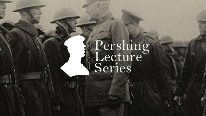 Image de fond : Photographie en noir et blanc du général Pershing inspectant une rangée de soldats. Texte de premier plan : Pershing Lecture Series.