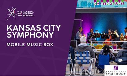 Photographie moderne de plusieurs musiciens de musique de chambre jouant sur une scène portative éclairée en rose et turquoise, tandis que les membres du public sont assis devant eux sur des chaises de camping. Texte : «&nbsp;Kansas City Symphony / Boîte à musique mobile&nbsp;»