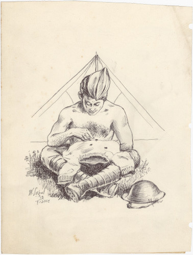 وثائق مصورة. رسم تخطيطي مرسوم باليد لرجل بلا قميص يجلس القرفصاء أمام خيمة صغيرة. لديه قميصه في حجره وهو يلتقط حشرات سوداء صغيرة من القميص.