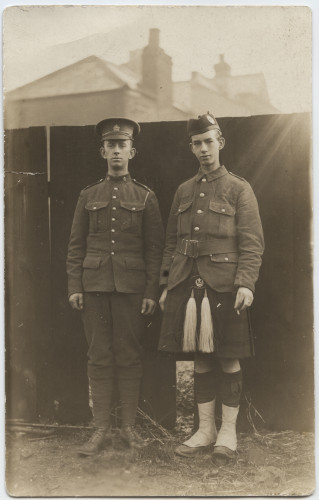 Portrait noir et blanc de deux jeunes hommes blancs en uniforme militaire. Celui de gauche porte un pantalon, celui de droite porte un kilt.