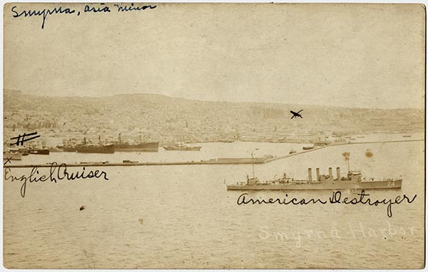 صورة بني داكن لميناء به بوارج متعددة. اثنان منهم مكتوب عليهما "American Destroyer" و "English Cruiser" بخط متصل.