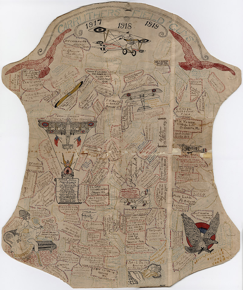 Fragment de tissu d'avion recouvert de signatures et de dessins au stylo