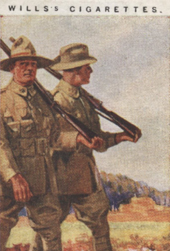 Numérisation d'une carte avec une peinture de deux soldats britanniques de la Première Guerre mondiale marchant dans un champ. Texte : Wills's Cigarettes
