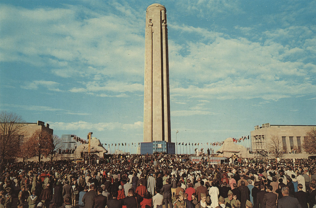 Liberty Memorial ရှေ့ရှိ ကုန်တိုက်ကြီးတွင် ပြည့်နေသော လူအုပ်ကြီး၏ ခေတ်ဟောင်းအရောင် ဓာတ်ပုံ။