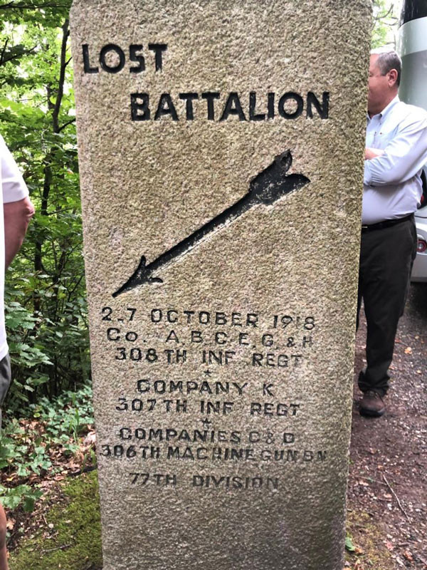 علامة حجرية كبيرة محفور عليها عبارة "Lost Battalion" وسهم يشير إلى الأسفل.