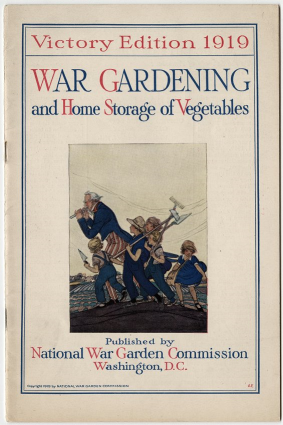 Couverture d'une brochure avec du texte et une peinture de l'Oncle Sam conduisant un groupe d'enfants portant des outils de jardinage. Texte&nbsp;: Jardinage de guerre et entreposage domestique de légumes