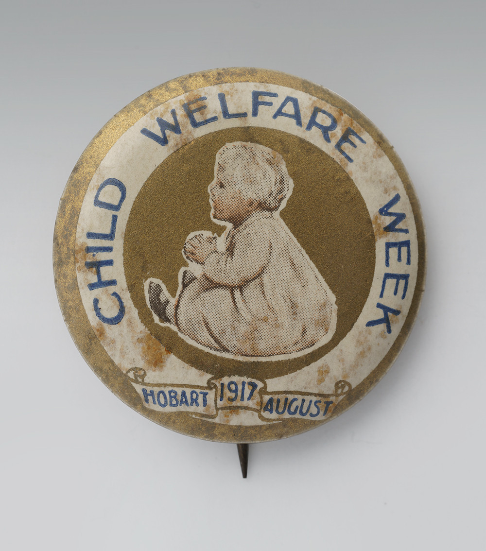 Pin's circulaire avec une illustration d'un petit enfant blanc assis au milieu. Texte en bordure : «&nbsp;Semaine de protection de l'enfance&nbsp;»