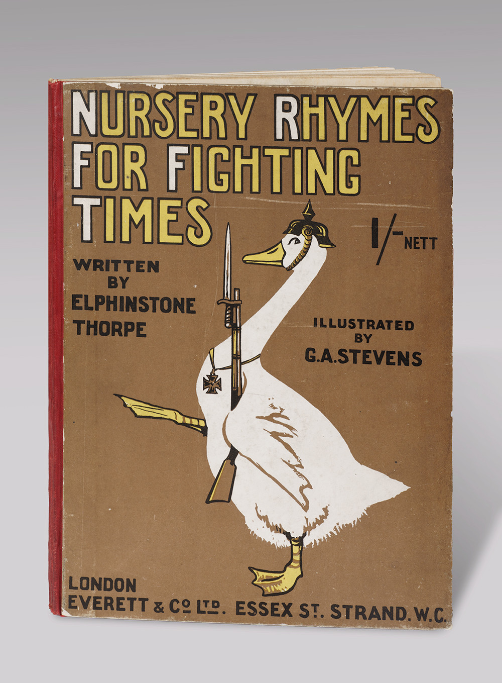 Couverture d'un livre d'histoire. Image : illustration d'une oie au pas de l'oie portant un casque allemand pickelhaube (à pointes) et un pendentif en forme de croix de fer, tenant un fusil avec son aile. Texte&nbsp;: «&nbsp;Comptines pour les temps de combat&nbsp;»