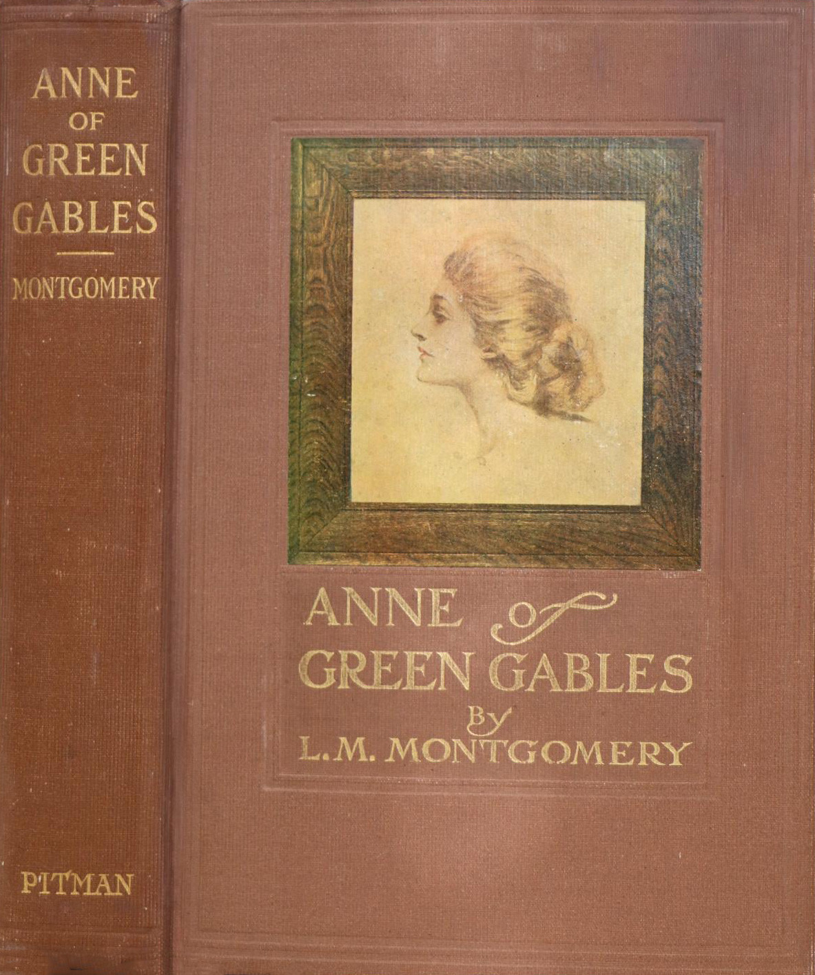 Couverture de livre ancien avec un profil latéral à la plume et à l'encre d'une jeune femme portant une coiffure édouardienne. Texte : « Anne… la Maison aux pignons verts / par LM Montgomery »