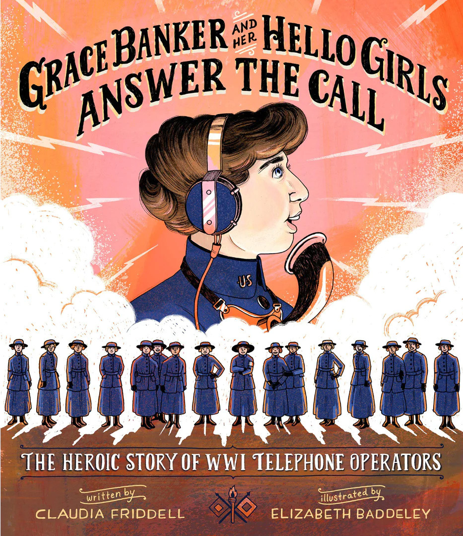 Couverture de livre illustrant une femme de la Première Guerre mondiale en uniforme bleu portant des écouteurs parlant dans un combiné téléphonique, flanquée d'une rangée de femmes habillées de la même manière, au garde-à-vous. Texte&nbsp;:&nbsp;«&nbsp;Grace Banker et ses Hello Girls répondent à l'appel&nbsp;»