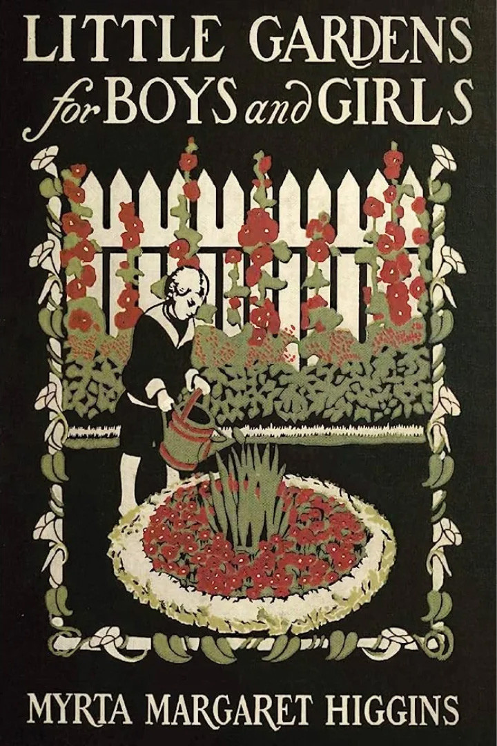Couverture du livre en noir, vert et rouge. L’illustration représente un enfant vêtu d’un costume de marin versant de l’eau d’un arrosoir sur un parterre de fleurs circulaire. Une palissade blanche couverte de vignes en fleurs derrière l'enfant. Texte : « Petits jardins pour garçons et filles / Myrta Margaret Higgins »
