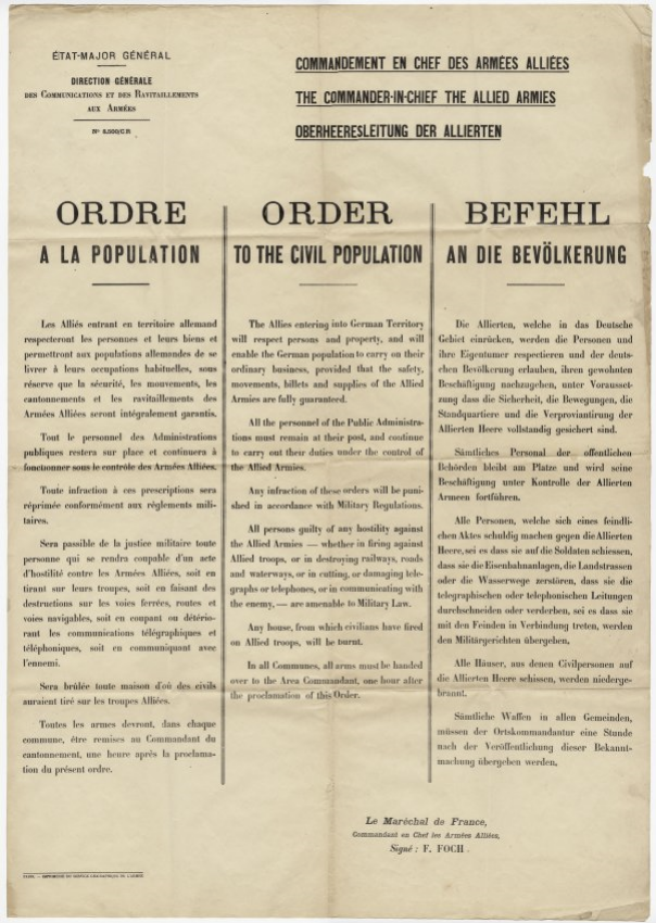 Scan d'une affiche imprimée sur papier jauni et froissé. Le texte est divisé en trois colonnes avec le même texte traduit en français, anglais et allemand.