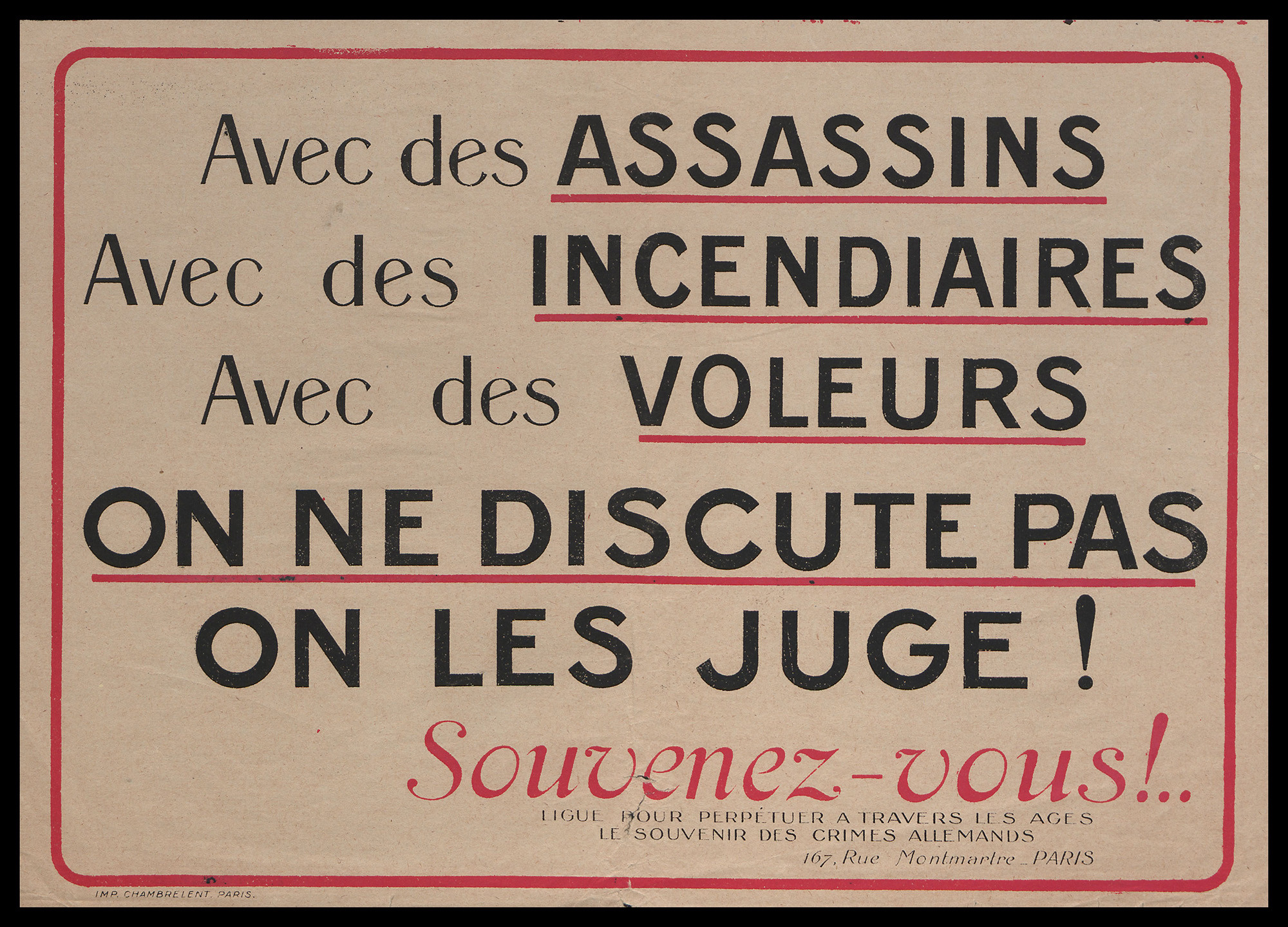 مسح ضوئي لملصق عتيق به نص غامق: "Avec des Assassins / Avec des Incendiaires / Avec des Voleurs / On Ne Discute Pas On Les Juge! / Souvenez-vous!..."