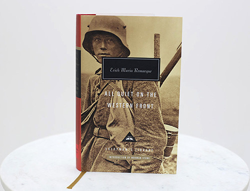 صورة حديثة لكتاب ذي غلاف مقوى يظهر فيه صورة بلون بني داكن لجندي ألماني شاب من الحرب العالمية الأولى